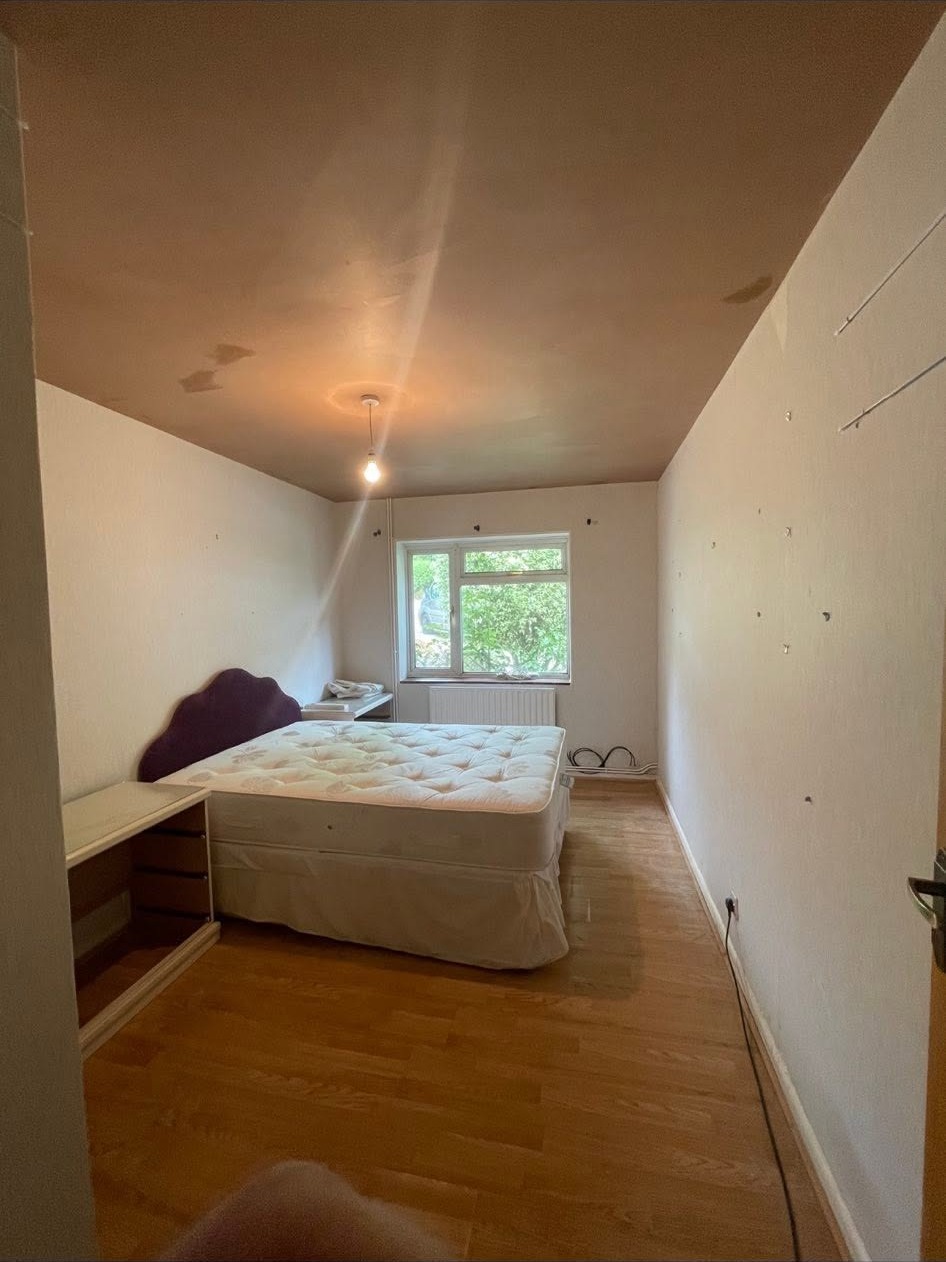 Bedroom with a fresh plaster ceiling and wall